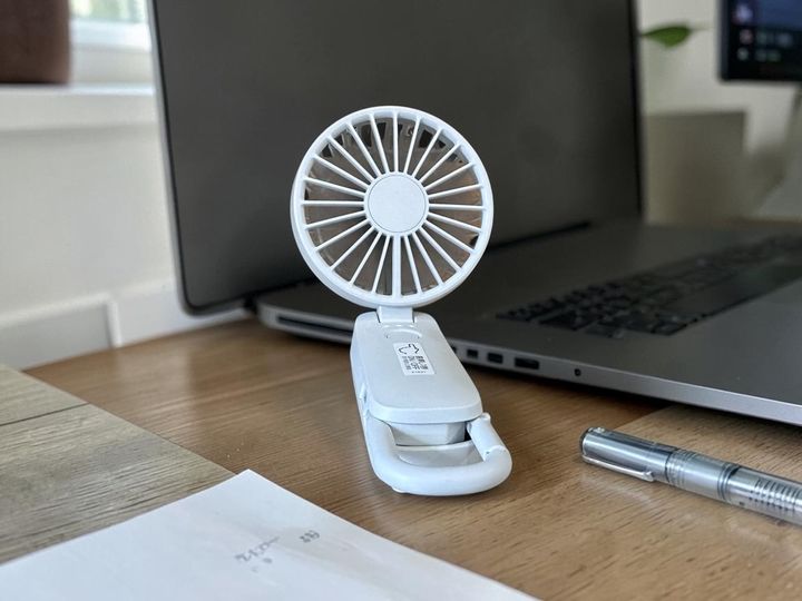 ファン部分の角度を変えられるのでデスクに置いても使いやすい