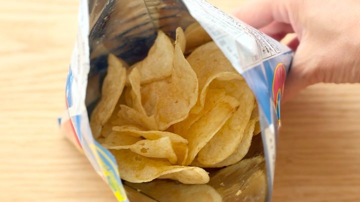定番おにぎりがポテチに！？【ローソン】に登場したコンビニ限定品を実食