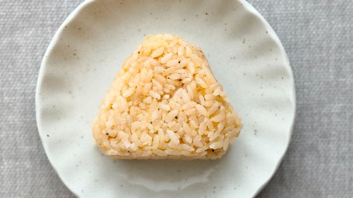 「コク旨な味わい」「美味すぎる」【セブン】不思議食感の新作おむすび