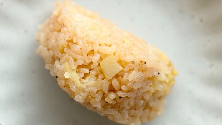 「コク旨な味わい」「美味すぎる」【セブン】不思議食感の新作おむすび