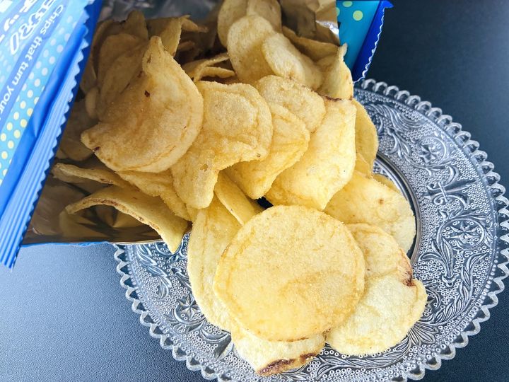 「意外と美味しい！」「指も青くなった！」【ドンキ】「舌が青くなるポテトチップス」
