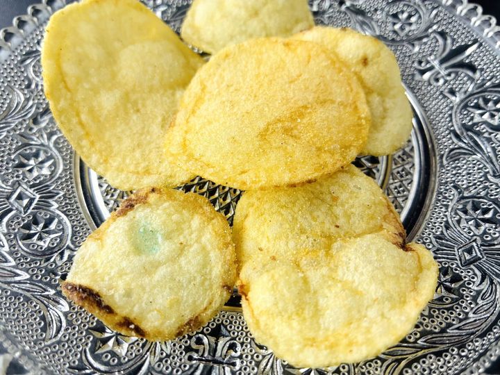 「意外と美味しい！」「指も青くなった！」【ドンキ】「舌が青くなるポテトチップス」