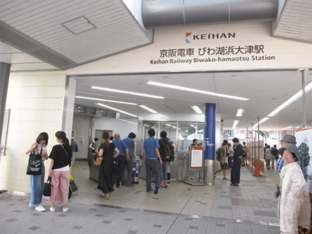 駅には17時までの到着がおすすめ。16時台に到着すれば、待たずに帰りの切符を購入できるほど快適