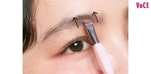 全体のトーンと調和させるべく、眉色を薄めてやわらかく