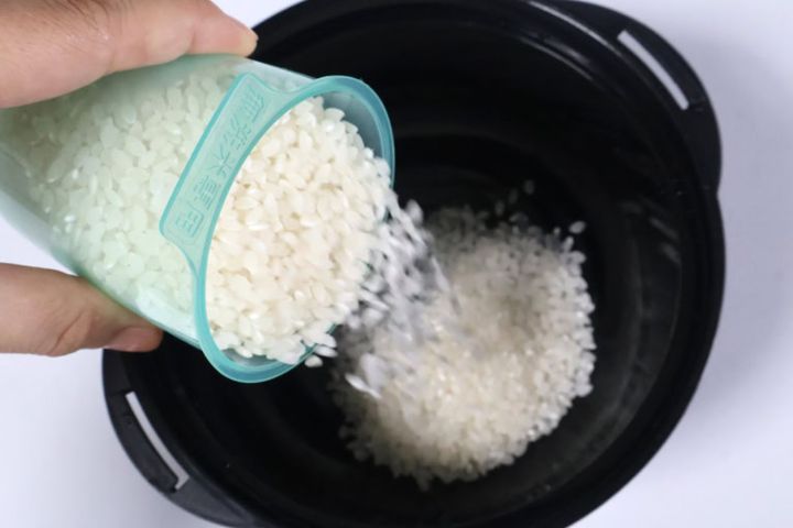 ダイソー 「電子レンジ調理器 ご飯一合炊き」 ￥110（税込）でお米を研ぐ
