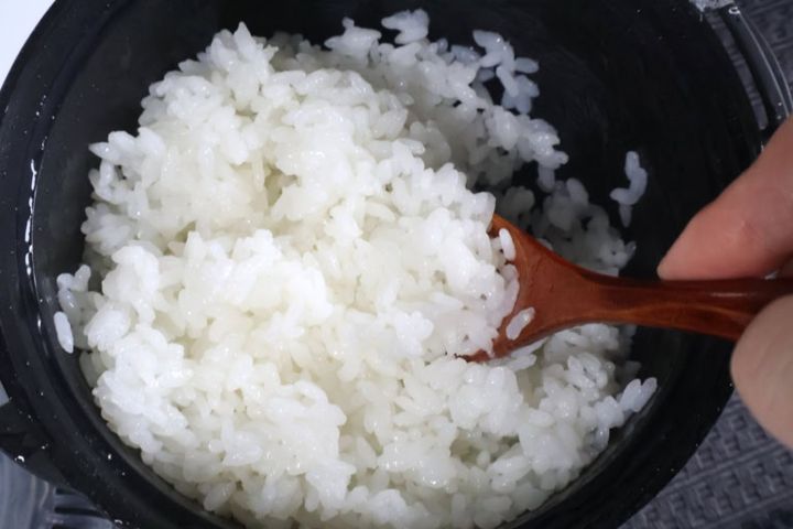 ダイソー 「電子レンジ調理器 ご飯一合炊き」 ￥110（税込）