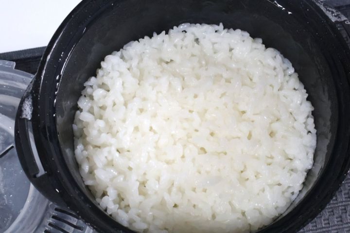 ダイソー 「電子レンジ調理器 ご飯一合炊き」 ￥110（税込）のお米の炊きあがり