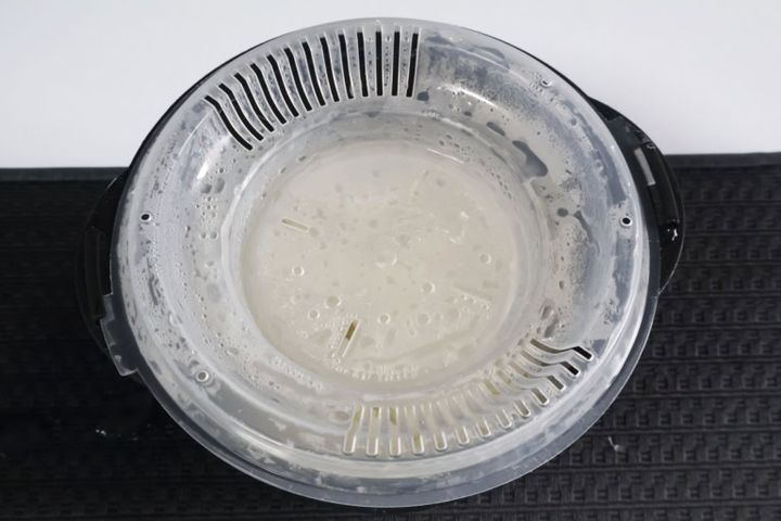 ダイソー 「電子レンジ調理器 ご飯一合炊き」 ￥110（税込）でお米を蒸らす