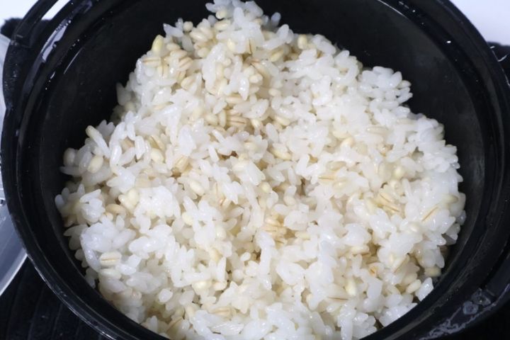 ダイソー 「電子レンジ調理器 ご飯一合炊き」 ￥110（税込）で炊いたもち麦ご飯