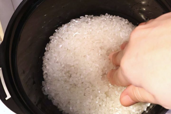 ダイソー 「電子レンジ調理器 ご飯一合炊き」 ￥110（税込）でお米を研ぐ