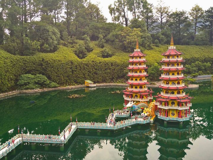 台湾・高雄龍虎塔の展示