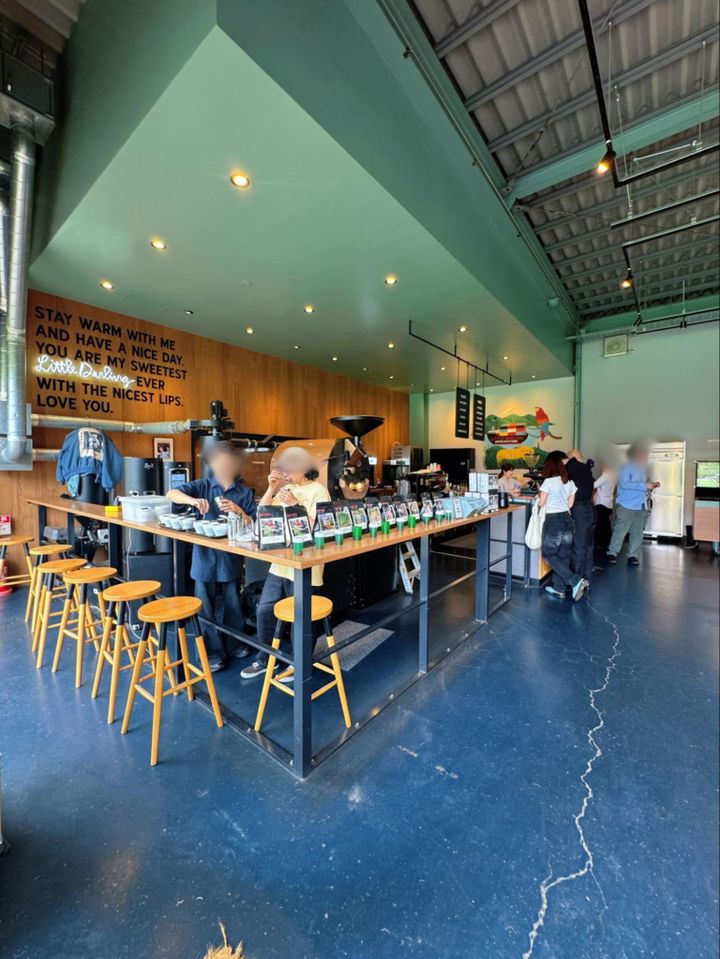 乃木坂のカフェ「Little Darling Coffee Roasters」の内観
