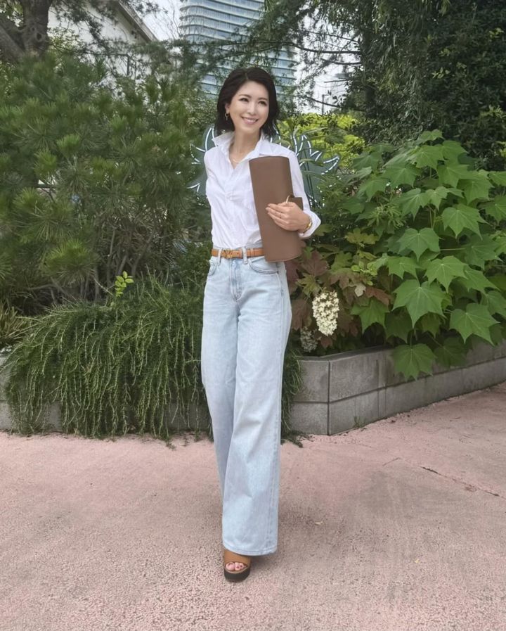 Shirts … FRANK&EILEEN、Denim … CITIZENS OF HUMANITY、Belt … CELINE、Shoes … MAXMARA、Bag … STUDIO CHERIE