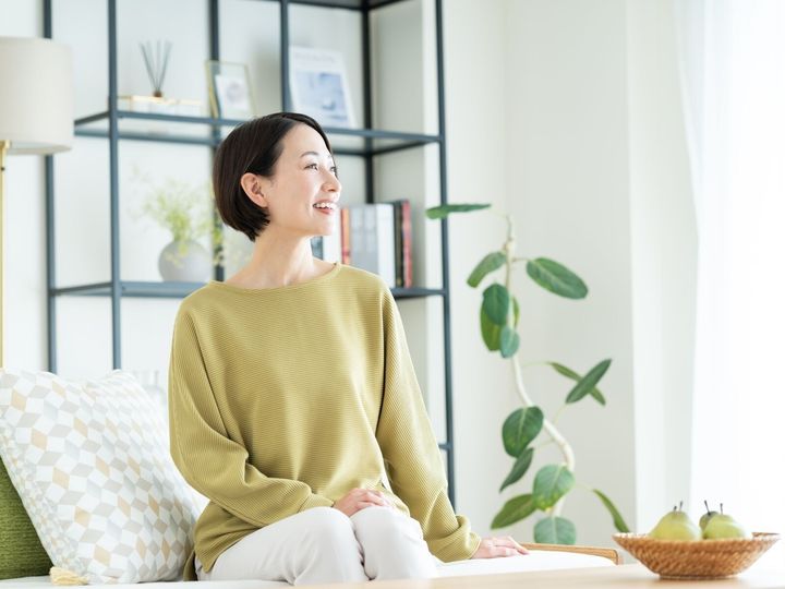 【脳科学者が解説】散らかった部屋を片付ける気力がわかない…そんなときは「やる気」を待たず「行動」から始めるのがカギです。脳の仕組みを味方につければ、小さな一歩が大きな変化に。1カ月で快適な空間を手に入れるコツとは？（※画像：Shutterstock.com）