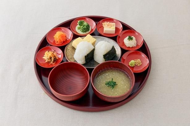 定食がメインの「神戸園」が10時までの限定で提供する「モーニングメニュー」、おにぎり御膳 画像：株式会社アークス