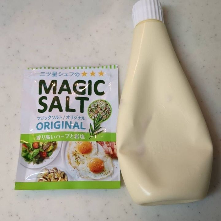 茹でたトウモロコシの粒を外し調味料と和えます。