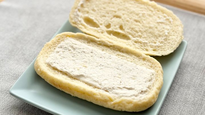 「ほんのり塩気」「また食べたい」【セブン】ユニークメロンパンの味は？