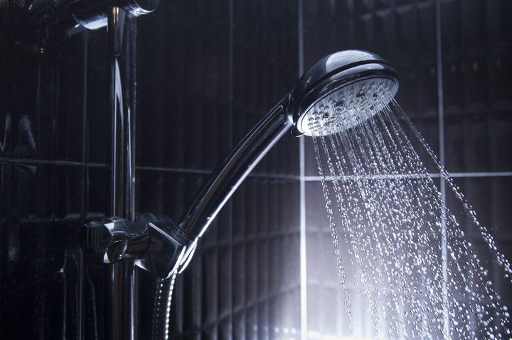 シャワーヘッドから勢いよく水が出ている
