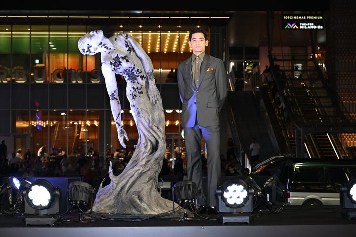 UTAも興奮！ 話題のNetflix『ガス人間』空中ゲリライベントで、夜の歌舞伎町にガス人間が襲来!!