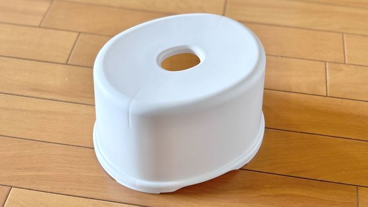 100均の「お風呂椅子」徹底比較！ 子供におすすめのサイズは？ 掛けられるタイプはある？【ダイソー・セリア・キャンドゥ】