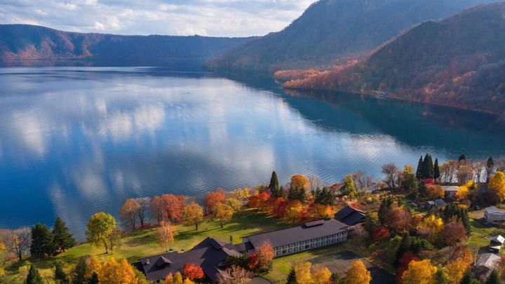 紅葉に囲まれた十和田湖畔に建つ十和田プリンスホテルの全景