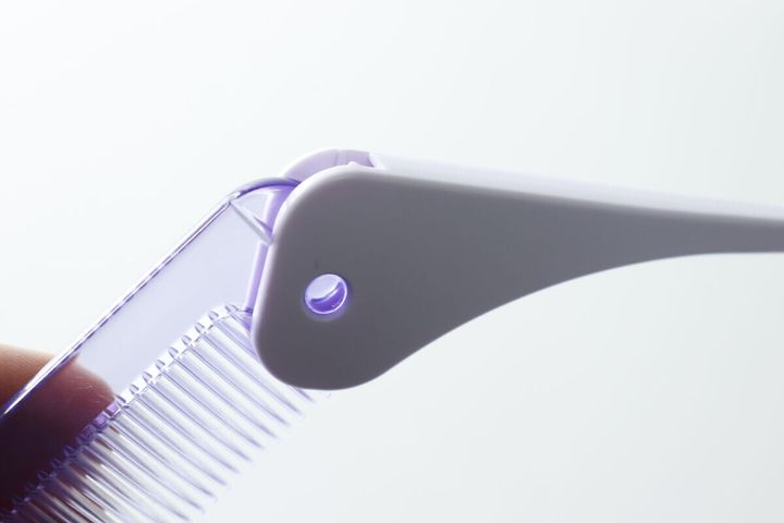 ダイソーの折りたたみコームの柄と櫛部分の接合部をクローズアップ