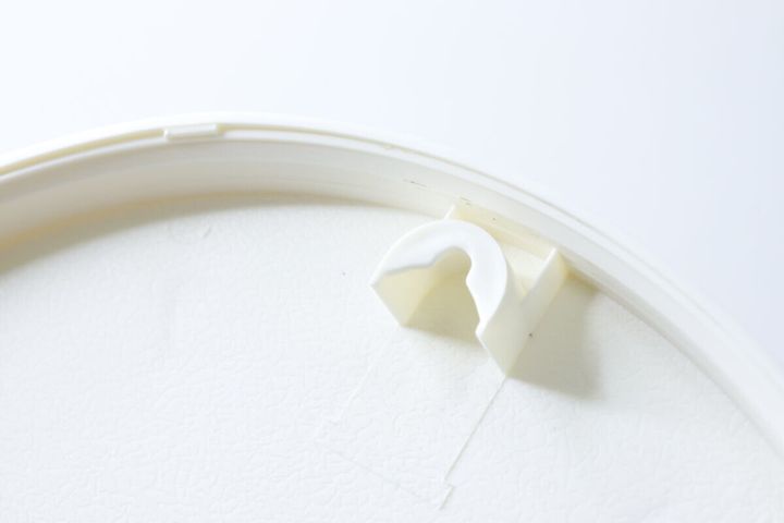 ダイソー掛け時計の裏面にある壁掛け用の白い突起部分