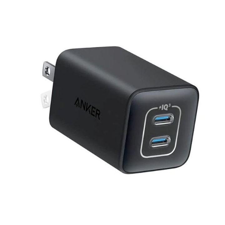 黒色のAnker製USB急速充電器が斜めに置かれている
