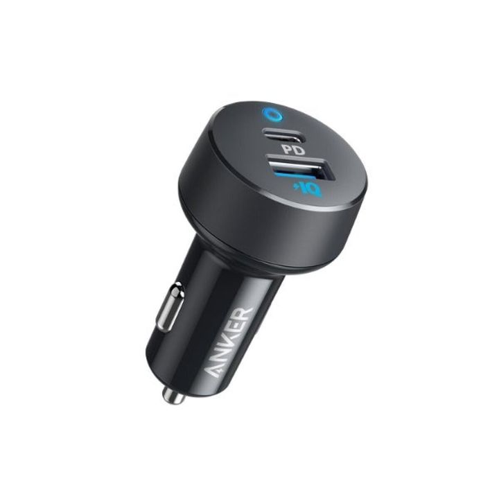 黒色のAnker製カーチャージャーが斜めに置かれている