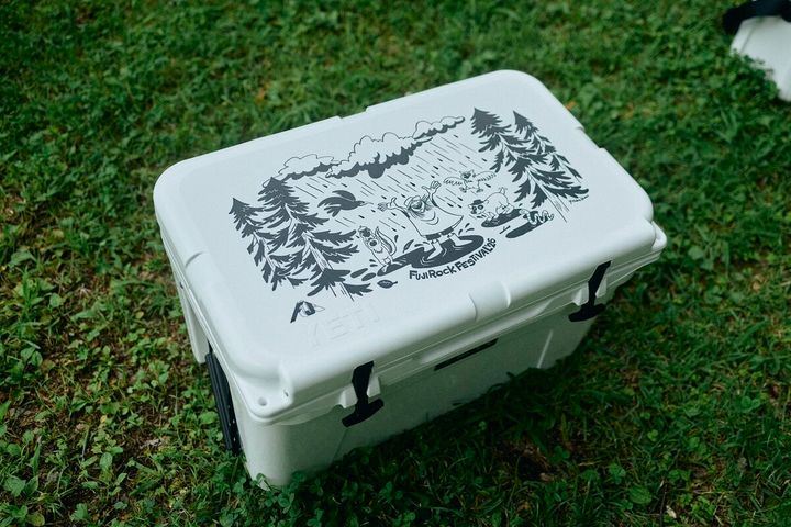 描き下ろしのアートワークで表現されたのは、FUJI ROCK FESTIVALならではの自然の中で過ごす楽しさ。森に囲まれ、足元の泥や水たまりも含めて、その場にある自然を楽しむこと。整えられた環境ではなく、自然の中に身を置くからこそ生まれる偶然や発見を、温かさとユーモアのあるタッチで描いている。