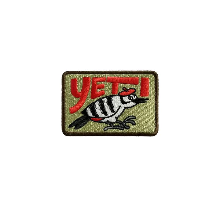 さらに期間中、GREEN STAGEまたはPYRAMID GARDENエリアのYETI®ブースで商品を購入した人には、「YETI® × YUSUKE HANAI」限定パッチをプレゼント。今回の限定パッチには、YUSUKE HANAIが描いたアートワークを採用。苗場の自然に生息するキツツキの仲間「アカゲラ」とYETI®ロゴを組み合わせた、このイベントのためだけの特別なデザインとなっている。