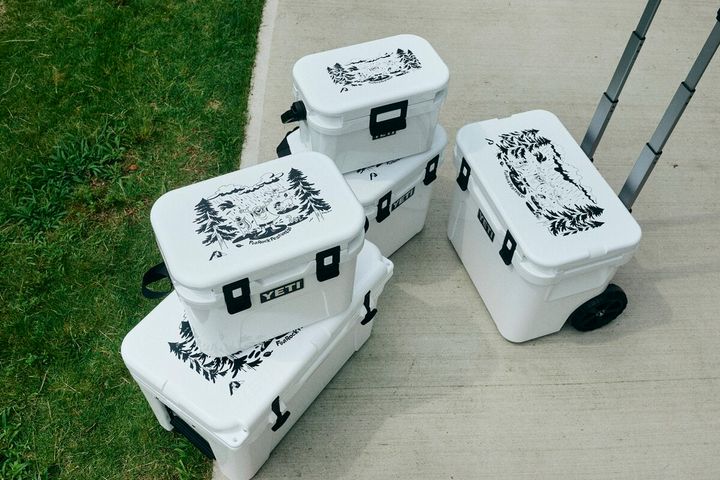 FUJI ROCK FESTIVAL ’26公式初のコラボレーションモデルとして登場するのが、YETI® × YUSUKE HANAI × FUJI ROCK FESTIVALによる特別仕様のクーラーボックス。