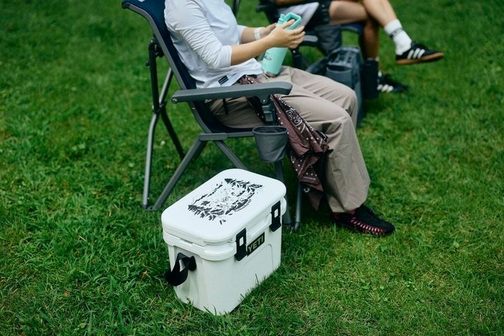 高い保冷・保温力とタフなステンレス構造を備えたRambler® ボトルは、フェス会場での水分補給はもちろん、日常やアウトドアでも長く使い続けられる一本となっている。