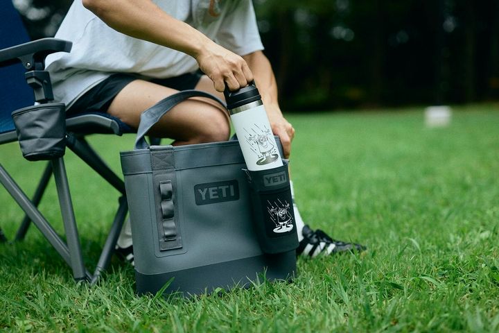 YETI®のタフなギアに、YUSUKE HANAIの温かくユーモラスなアートワーク、そしてFUJI ROCK FESTIVAL ’26の空気感が重なった今回のコレクション。会場で過ごした時間を、その日だけの思い出で終わらせず、日常やアウトドアでも使い続けられるアイテムとして持ち帰れるのが魅力だ。
