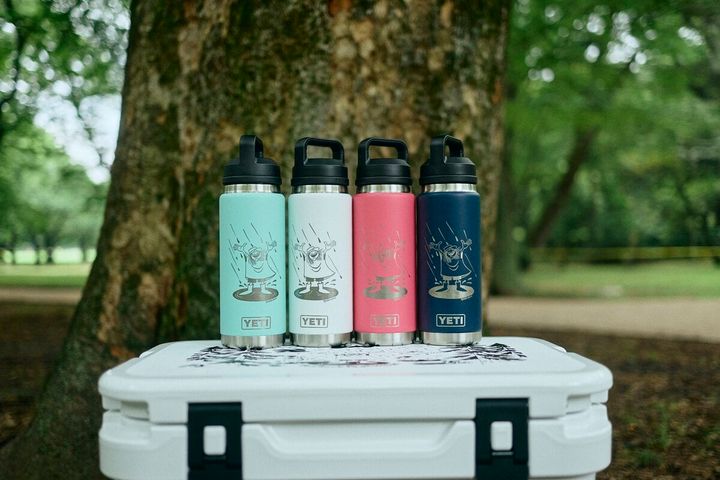 YETI® × YUSUKE HANAIコラボレーションとして、YUSUKE HANAIのアートワークを刻印した限定Rambler® ボトルもFUJI ROCK FESTIVAL ’26会場内のYETI®ブース限定で販売。