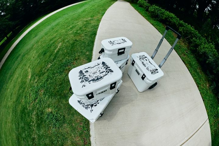 YETI®のブースはGREEN STAGE、PYRAMID GARDENエリアの2か所に展開。販売されるのは、FUJI ROCK FESTIVAL ’26公式コラボレーション商品となるクーラーボックスをはじめ、Rambler® ボトル、Rambler® ボトルスリングなど。いずれも会場限定の特別なラインナップとなっている。