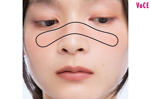 鼻根までつなげた日焼け風チークと、少しオーバーめにリップを塗り、こなれ感アップ