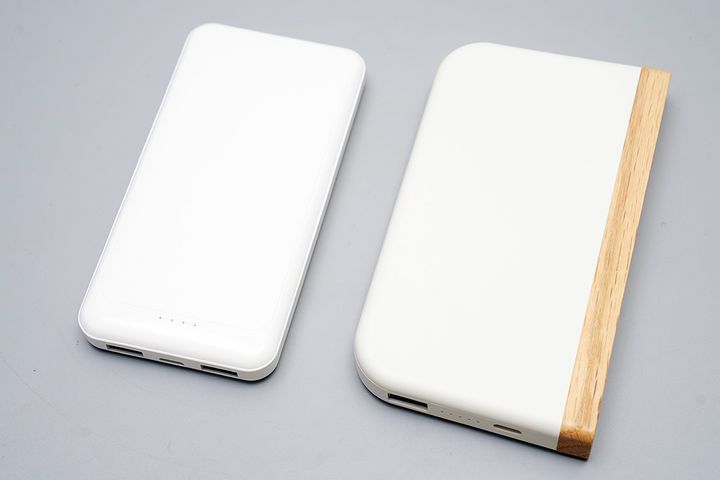 一般的なデザインのモバイルバッテリーと並べてみると、その個性の違いは一目瞭然です