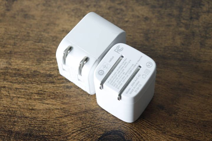 白いGaN USB充電器と一回り大きい旧型充電器を並べてサイズ比較