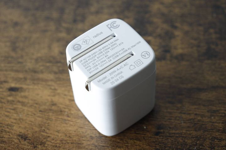 白いGaN USB充電器本体の底面、PSEマークと詳細な仕様が印字