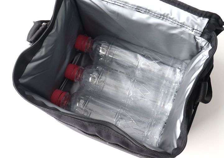 超保冷バッグに500mlペットボトルが収納されている様子