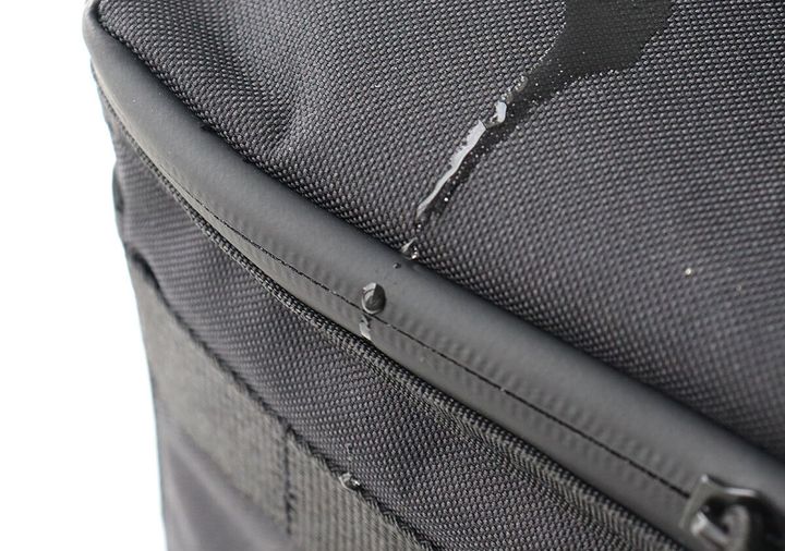 超保冷バッグの止水ファスナー部分についた水滴