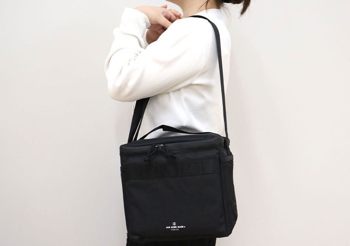白い服の女性が黒い超保冷バッグを肩掛け