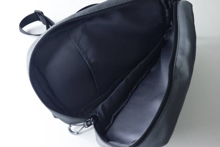 L字に大きく開いたショルダーバッグのメイン収納と内ポケット