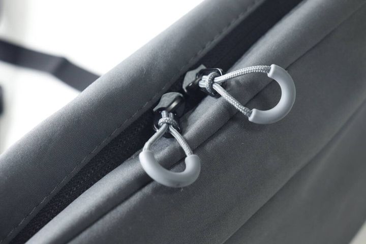 ショルダーバッグのメイン収納のダブルファスナーとジッパータブのクローズアップ