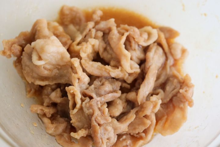 透明なボウルに入ったレンジ加熱されて火が通った豚こま切れ肉