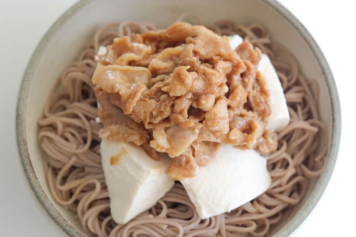 そばと豆腐の上にレンジ加熱した甘辛い豚肉が盛られている