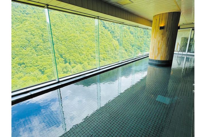 夏に行きたい北海道の温泉宿3選【阿寒湖・新冠・層雲峡】涼風に包まれる露天風呂と海景色 