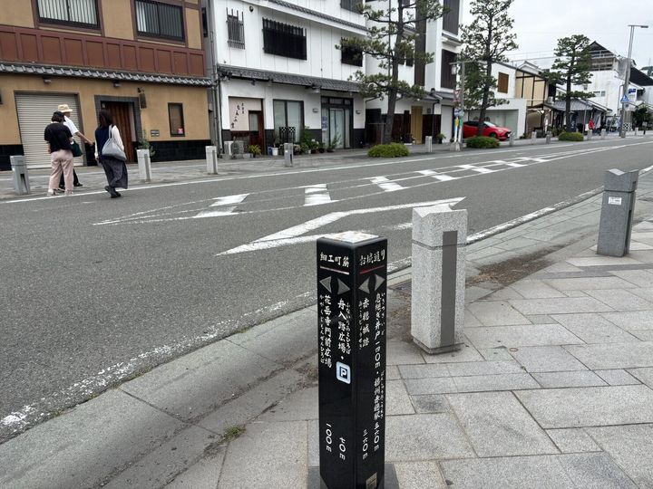 赤穂の街並み（道標入り）