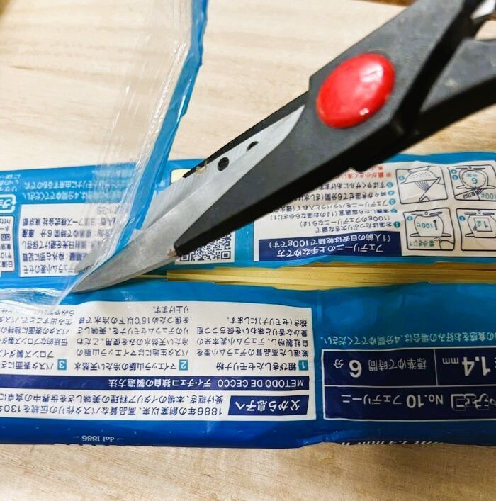 パスタの袋、もう上から開けません。プチストレスが一発で消えた！